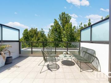 Stylish Split Level Living in Park Sydney with Skylight & Entertainer's Balcony