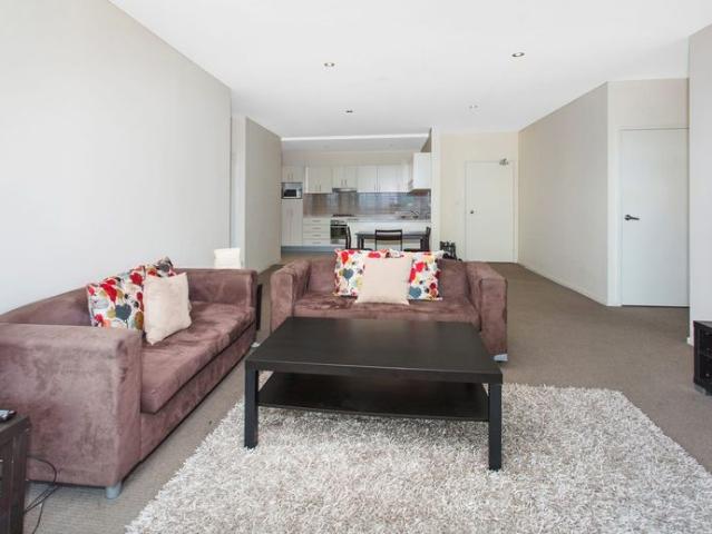Stylish Two Bedroom Apartment with Escarpment Views