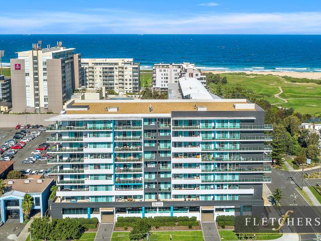 Stylish Two Bedroom Apartment with Escarpment Views