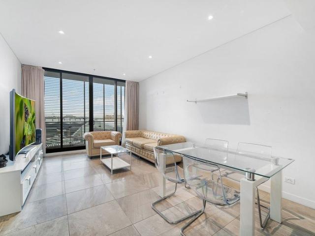 Stylish Two Bedroom Apartment with Parking in Prime Sydney CBD Location