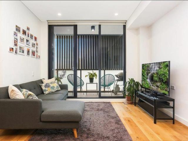 Stylish Two Bedroom Apartment with Parking, Storage & Rooftop Garden