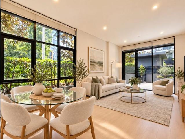 Stylish Two Bedroom Apartment with Spacious Courtyard