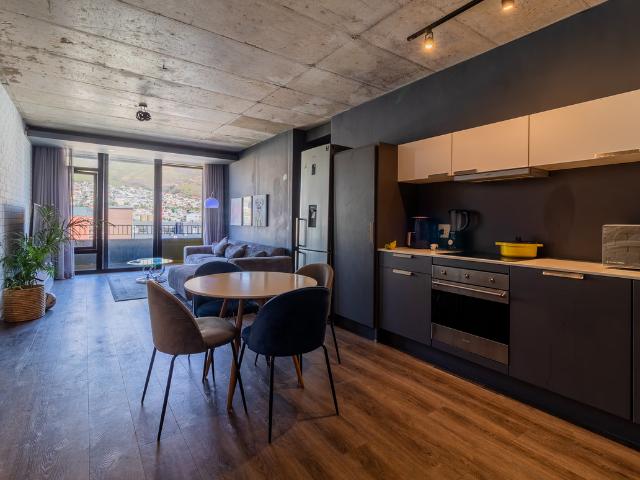 STYLISH TWO BEDROOM APARTMENT WITH Table Mountain VIEWS | Woodstock