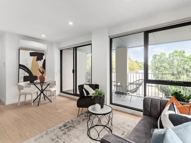 STYLISH TWO BEDROOM APARTMENT WITH UNWAVERING SOPHISTICATION & CITY VIEWS