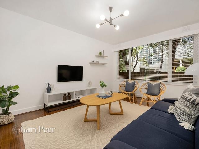 Stylish Two Bedroom Apartment in the Heart of Elwood