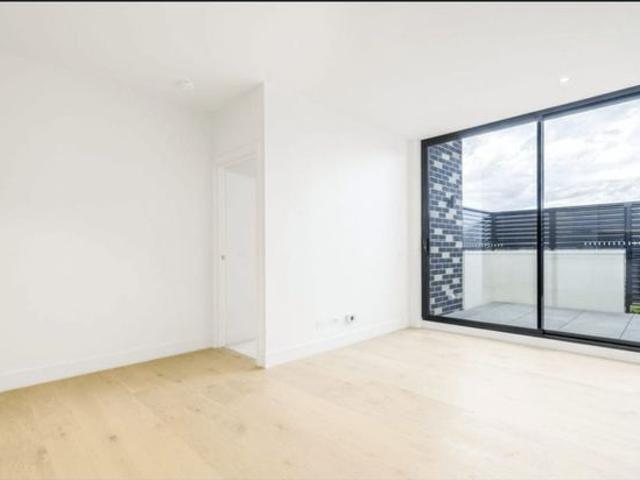 Stylish Two Bedroom Apartment in the Heart of Kew Junction