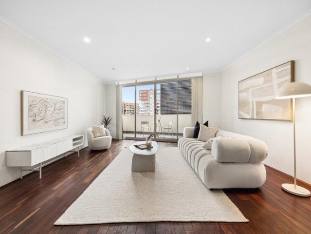 STYLISH TWO BEDROOM APARTMENT IN THE HEART OF MAROUBRA JUNCTION