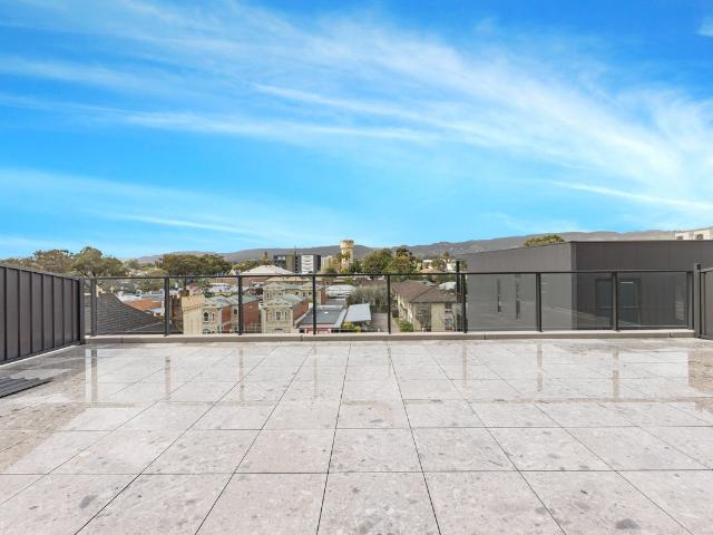 STYLISH TWO BEDROOM APARTMENT IN THE HEART OF NORWOOD!