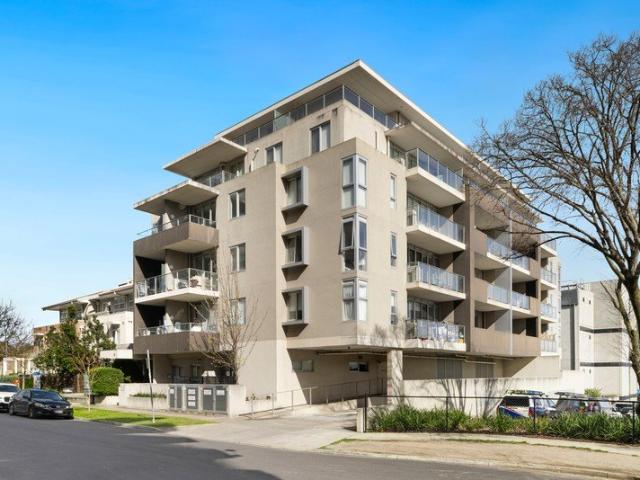Stylish Two Bedroom Apartment in Central Box Hill