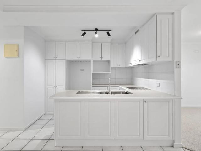 Stylish Two Bedroom Apartment in Prime Inner South Location