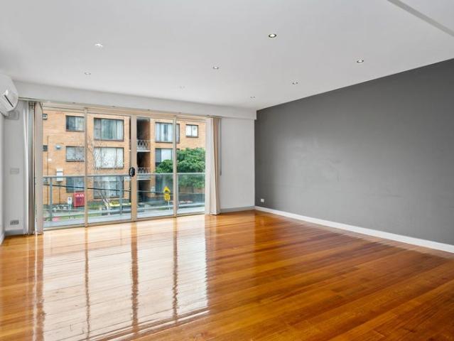 Stylish Two Bedroom Apartment in Prime Location