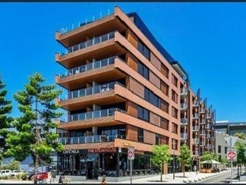 Stylish Two Bedroom Apartment Near Waterfront