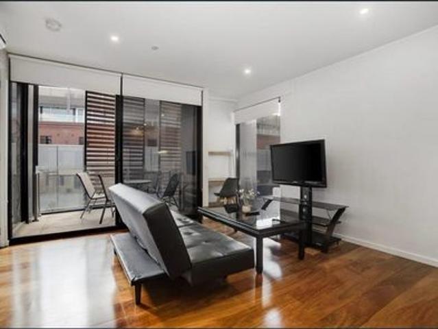 Stylish Two Bedroom Apartment Near Waterfront