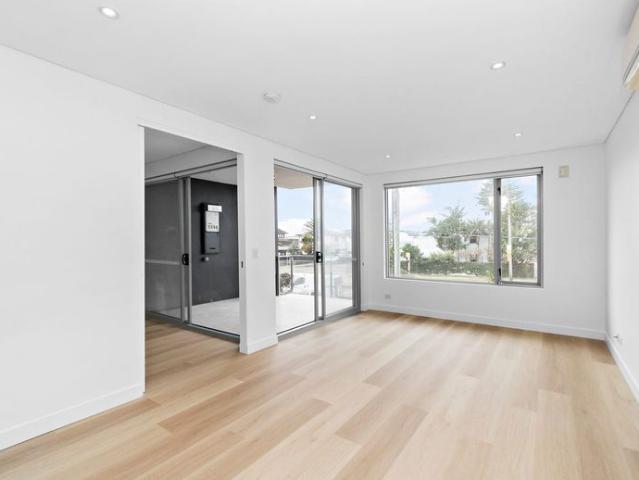 Stylish two bedroom coastal apartment moments from Narrabeen beach