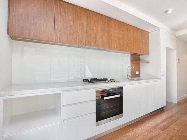 Stylish Two Bedroom Corner Apartment in South Yarra