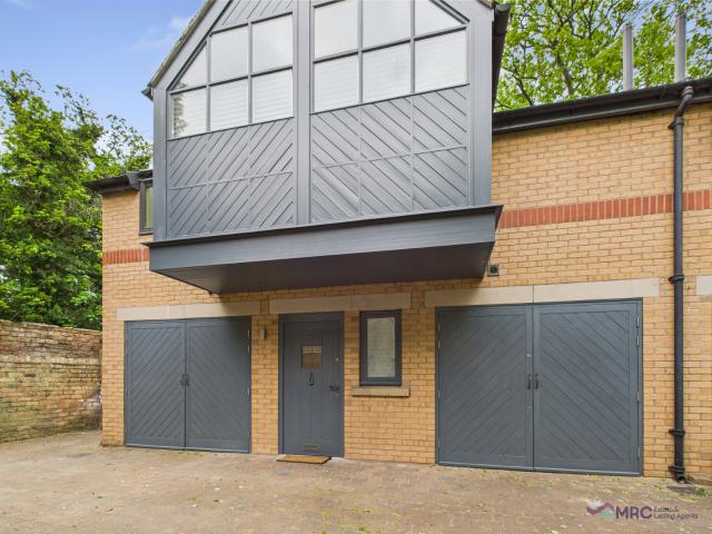 Stylish Two Bedroom House with Garage