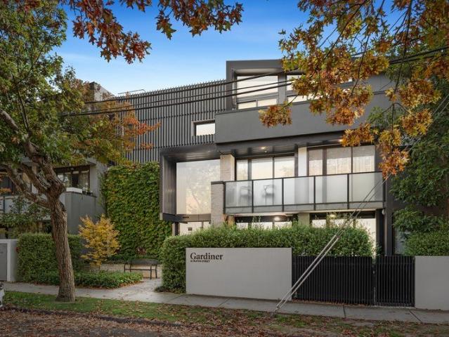 Stylish Two Bedroom Living in Leafy Malvern East