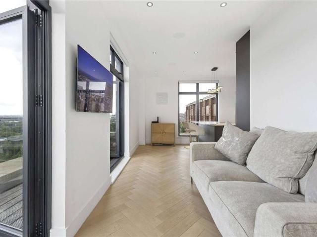 INCLUSIVE OF BILLS A stylish two bedroom penthouse apartment, located close to St Albans Station