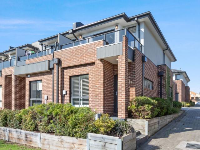 Stylish Two Bedroom Townhouse in a Convenient Reservoir Location