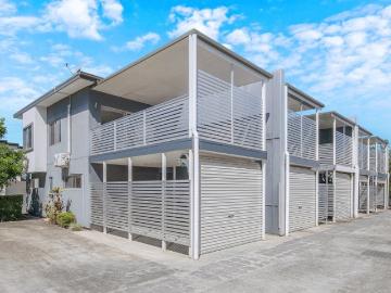Stylish Two Bedroom Townhouse in Jones Parkway Low Maintenance Living Next to Parkland in Carina Heights