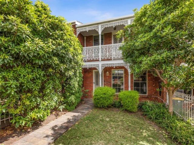 Stylish Two Bedroom Townhouse in Prime Hamlyn Heights Location