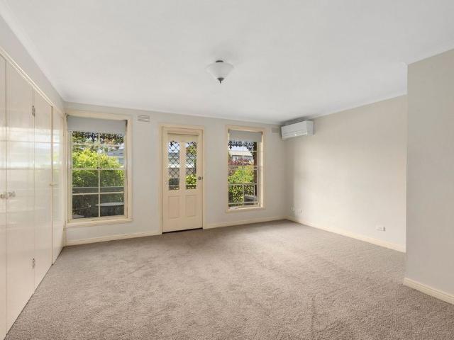 Stylish Two Bedroom Townhouse in Prime Hamlyn Heights Location