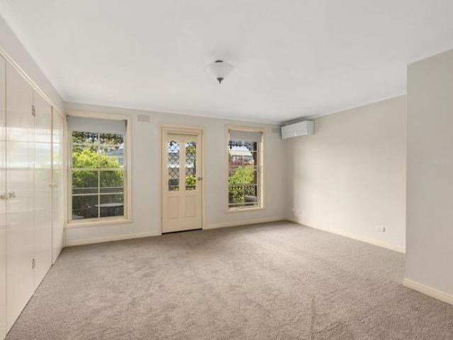 Stylish Two Bedroom Townhouse in Prime Hamlyn Heights Location