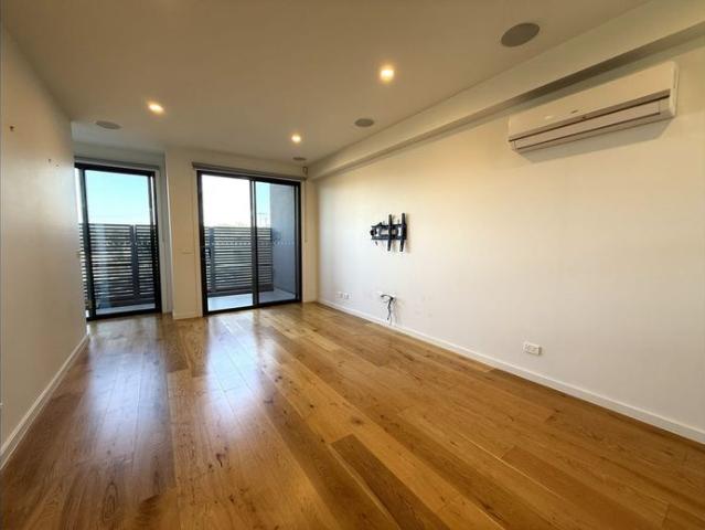 'Stylish Two Bedroom Townhouse Living in the Heart of Oak Park' For Lease