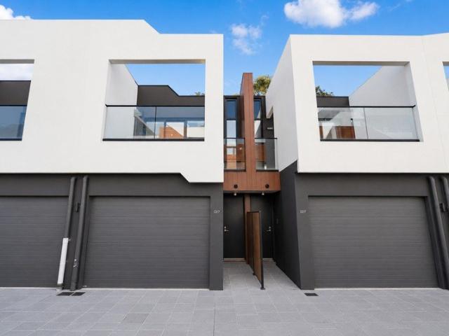Stylish Two Bedroom Townhouse Moments from Monash University
