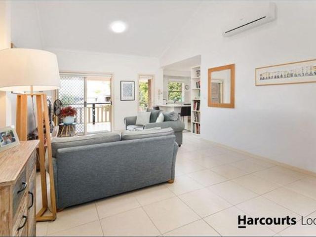 Stylish Two Bedroom Unit in Sought After Pocket!