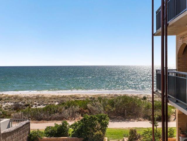 Stylish Two Bedroom Unit Pathway to the Beach
