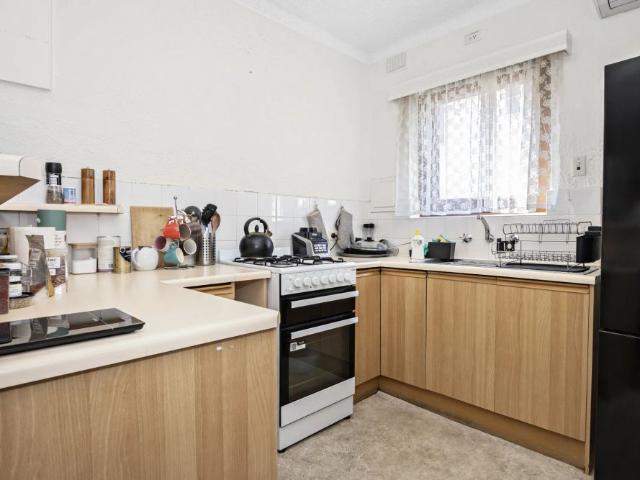 Stylish Two Bedroom Unit Pathway to the Beach