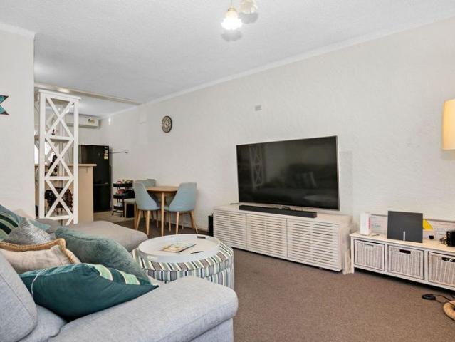 Stylish Two Bedroom Unit Pathway to the Beach