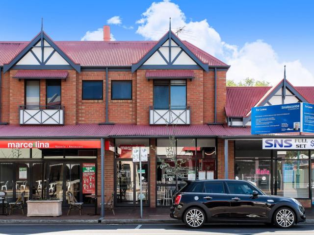 Stylish Two Bedroom Upstairs Unit in a Prime Melbourne Street Location
