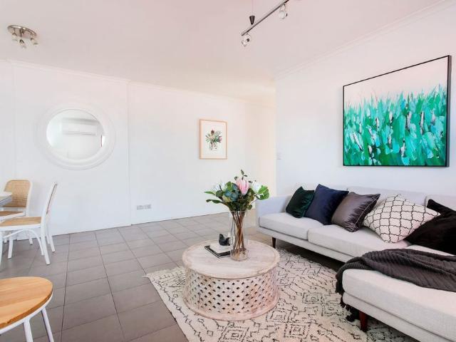 Stylish Two Bedroom Upstairs Unit in a Prime Melbourne Street Location