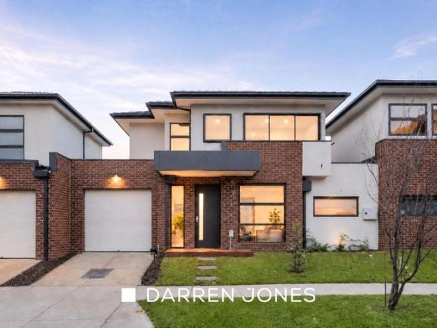 Stylish Two Level Townhouse with Modern Comfort and City Outlooks