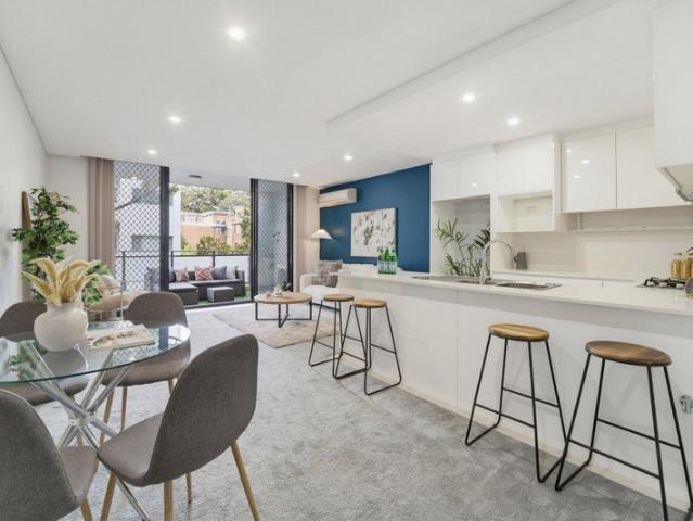 Stylish Two Level Apartment with Exceptional Indoor Outdoor Living