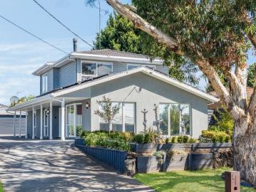 Stylish Two Storey Home, Studio Workshop & Ultimate Bellarine Lifestyle!