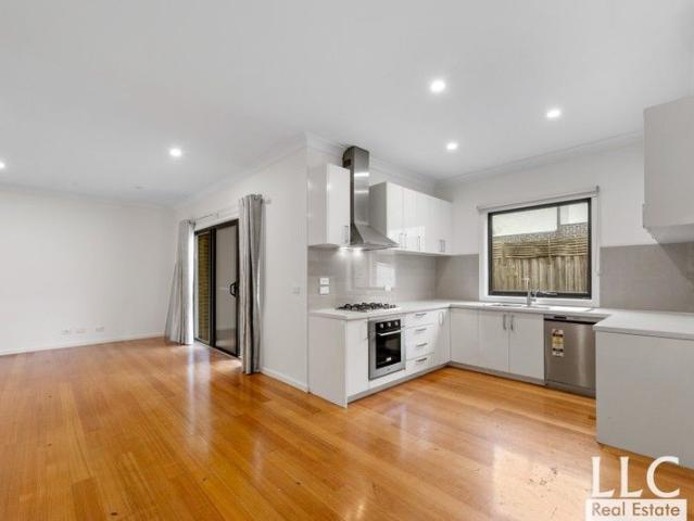 Stylish Two Storey Living Opposite Deakin University