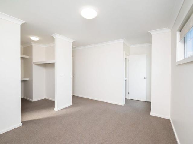 STYLISH TWO STOREY TOWNHOUSE WITH AIR CONDITIONING & PRIVATE OUTDOOR LIVING