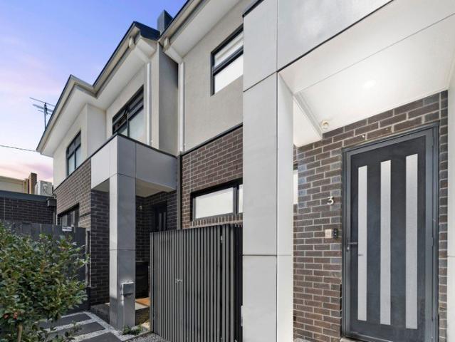 Stylish Two Storey Townhouse, Zoned EDSC