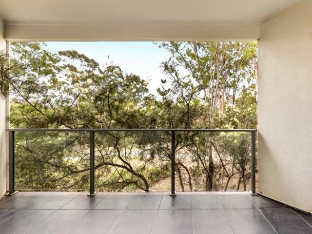 Stylish two storey, two bedder in a great Springfield Lakes setting