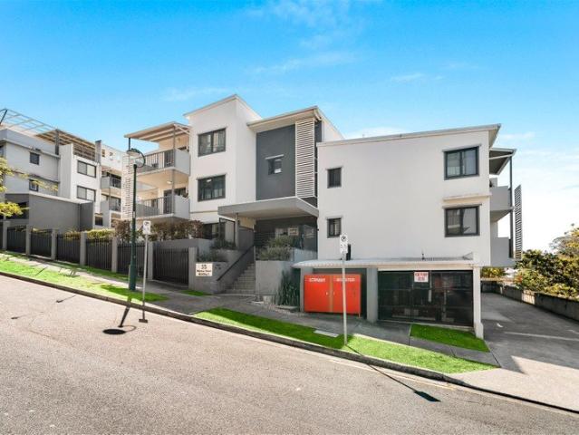 Stylish Taringa Unit Modern Living in a Prime Location