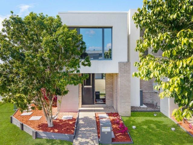 Stylish Terrace Living in the Heart of Capestone