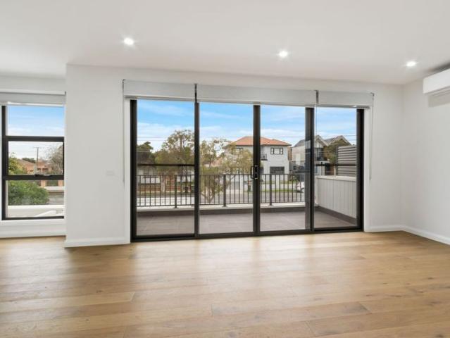 Stylish Thornbury Townhouse with Lifestyle Appeal
