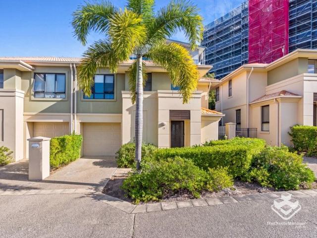 Stylish Three Bedroom, 2 Bathroom Townhouse in Varsity Lakes