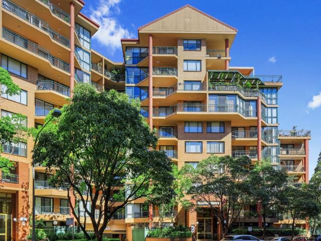 Stylish Three Bedroom Apartment in Prime Urban Setting