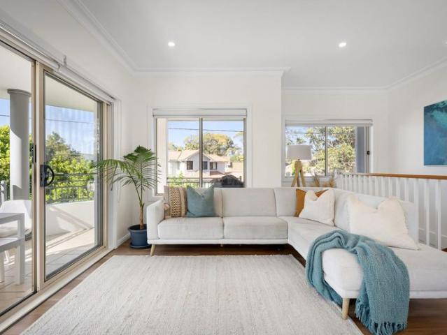 Stylish three bedroom duplex in prime Burraneer location
