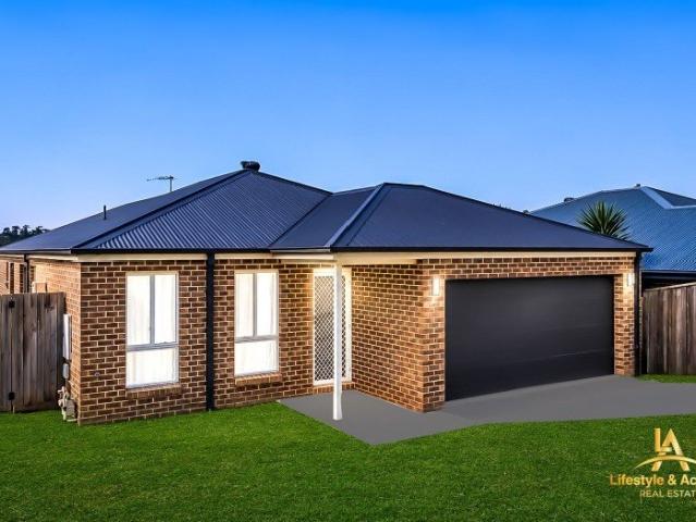 Stylish Three Bedroom Home with North Facing Outdoor Potential in Drouin