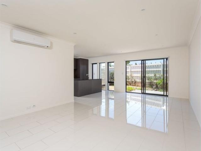 STYLISH THREE BEDROOM HOME AVAILABLE FOR RENT IN THE PRESTIGIOUS MARINA QUAYS BLVD